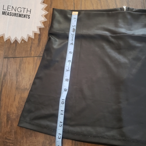 90s Grunge | Large | Faux Leather Mini Skirt - Picture 3 of 6